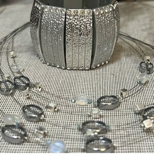 Chic Silver Bracelet with Intricate Detailing